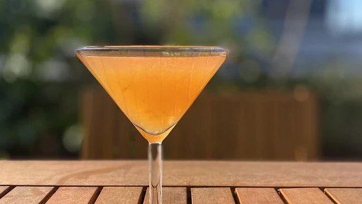 Osvěžující domácí limonáda z ovocných pecek chutná dětem i dospělým a nestojí skoro nic, takhle snadno se dělá