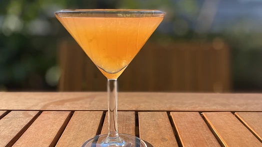 Osvěžující domácí limonáda z ovocných pecek chutná dětem i dospělým a nestojí skoro nic, takhle snadno se dělá