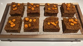 Medové řezy na plech: Výrazně voní medem a skořicí a doplněné naloženým rakytníkem chutnají fantasticky