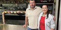 Manželé Göllovi převzali hospodu u hřiště, o kterou nikdo jiný nestál. Dnes mají vlastní speciality i nadšené hosty