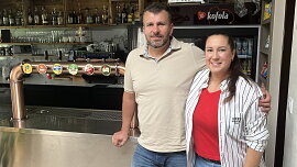 Manželé Göllovi převzali hospodu u hřiště, o kterou nikdo jiný nestál. Dnes mají vlastní speciality i nadšené hosty