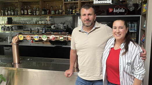 Manželé Göllovi převzali hospodu u hřiště, o kterou nikdo jiný nestál. Dnes mají vlastní speciality i nadšené hosty