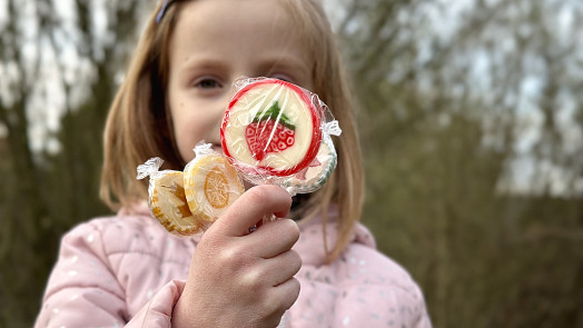 Retro okénko: Pamatujete na roksová lízátka? Kulatá dobrota stála 40 haléřů, vyrábí se dodnes a prodává za 4 koruny