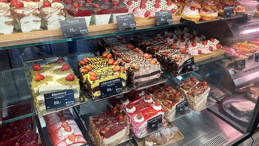 Výlety za jídlem: Nedaleko Prahy si na farmě můžete užít skvělé buchtičky s krémem i dort likérovou špičku