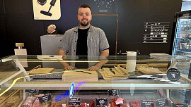 Špekáčkový král z Liberce. Příběh kluka, který vsadil na poctivé řemeslo a chuť, k níž se lidé vracejí