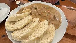 Vydali jsme se otestovat restauraci U Jelena z Pohlreichova Ano, šéfe! Kupované knedlíky opět nenadchly