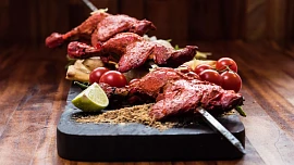 Grilování levou zadní: Jak nejlépe grilovat kuřecí maso, abyste se neotrávili? Pozor na kleště i čisté talíře!