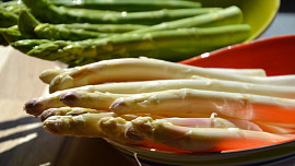 Bílý vs. zelený chřest: Sezóna právě začíná. Jak je správně připravit a proč chutnají tak odlišně