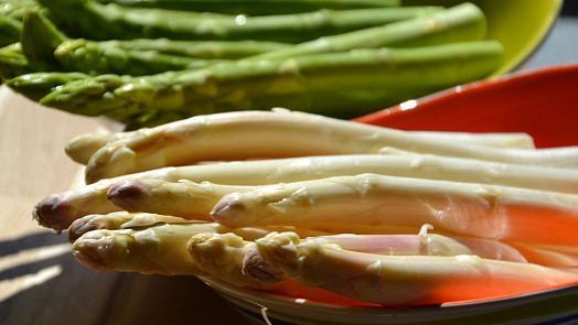 Bílý vs. zelený chřest: Sezóna právě začíná. Jak je správně připravit a proč chutnají tak odlišně