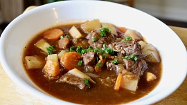Irish stew aneb Guláš šmrncnutý Irskem: Voní česnekem, pivem a slaninou a s čerstvým chlebem chutná božsky
