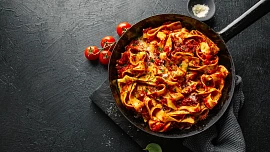 10 nejoblíbenějších omáček na těstoviny pro děti: Zabodujte s rajčatovou, krémovou s lososem nebo netradiční makovou