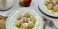 Na jablečné knedlíčky stačí jen 2 suroviny. Podzimní dobrotu můžete vylepšit skořicí, perníkem nebo tvarohem