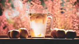 V parném počasí ji milují sportovci i dietáři. Co je to infuzovaná voda?