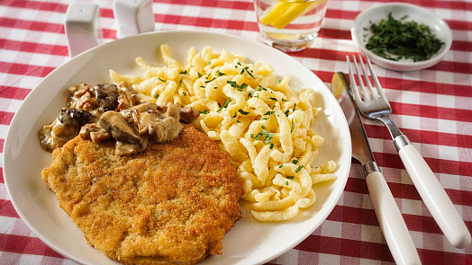 Lovecký řízek neboli Jägerschnitzel: Podává se s lahodnou houbovou omáčkou a špeclemi, nebo s křupavými hranolky