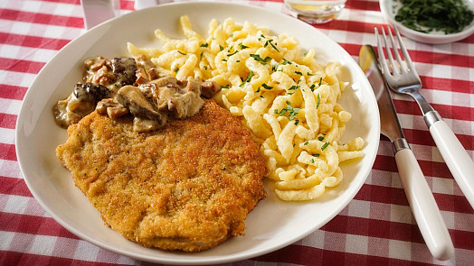 Lovecký řízek neboli Jägerschnitzel: Podává se s lahodnou houbovou omáčkou a špeclemi, nebo s křupavými hranolky