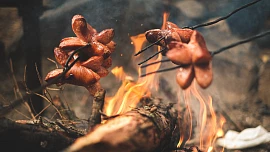 K táboráku patří špekáček: Víte, jak poznáte kvalitní a jak ho nařezat, aby se dokonale opekl?