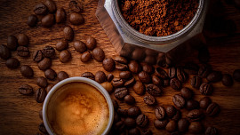 Zajímavosti o kávě, které možná neznáte: Víte, že v tradičním ranním nápoji pijete pecky třešní?