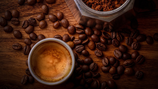 Zajímavosti o kávě, které možná neznáte: Víte, že v tradičním ranním nápoji pijete pecky třešní?