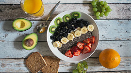 Rychlé snídaně nejen pro školáky: Ovocné lívance, zdravé kaše i vajíčkové muffiny připravíte raz dva!