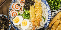Tlusté japonské nudle udon: Skvěle nasáknou chuť vývaru nebo omáčky, ale nepsaným zákonem je, že je musíme srkat