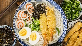 Tlusté japonské nudle udon: Skvěle nasáknou chuť vývaru nebo omáčky, ale nepsaným zákonem je, že je musíme srkat