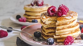 Nejslavnější světové lívance: Upečte si staročeské kynuté, asijské rýžové nebo polské jablečné!