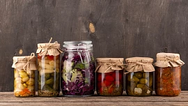 Kvašená zelenina je snadnou variantou nakládání. Kromě zelí a okurek báječně chutnají i fermentované papriky, cibule nebo ředkvičky