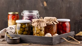Historie zavařování: Na marmelády se dříve dávala vrstvička tekutého vosku a o vynález zavařovací sklenice se zasloužil Napoleon