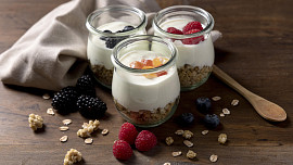 Zdravé jogurty? Některé obsahují stejně cukru jako Coca-Cola. S těmito tipy si vyberete správně