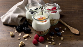 Zdravé jogurty? Některé obsahují stejně cukru jako Coca-Cola. S těmito tipy si vyberete správně