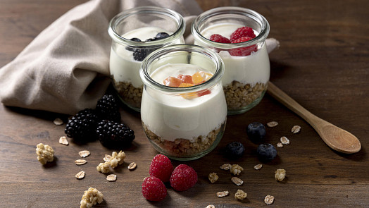 Zdravé jogurty? Některé obsahují stejně cukru jako Coca-Cola. S těmito tipy si vyberete správně