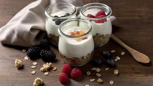 Zdravé jogurty? Některé obsahují stejně cukru jako Coca-Cola. S těmito tipy si vyberete správně