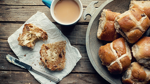 Božsky vláčné hot cross buns: Anglické mazance zvládne podle tohoto receptu každý