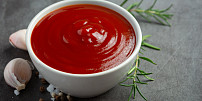 Domácí kečup: Zkuste jej udělat s medem, chilli omáčkou nebo z pečených rajčat