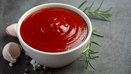 Domácí kečup: Zkuste jej udělat s medem, chilli omáčkou nebo z pečených rajčat