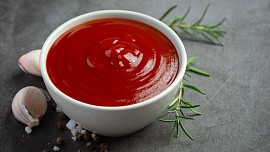 Domácí kečup: Zkuste jej udělat s medem, chilli omáčkou nebo z pečených rajčat