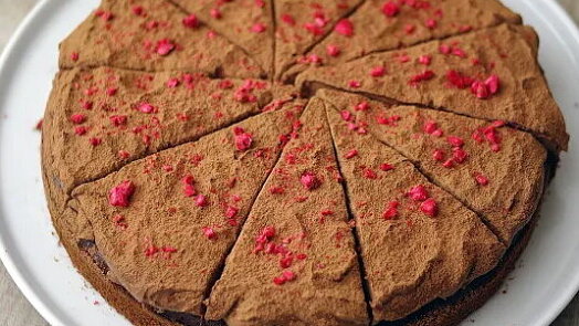 Čokoládové pokušení s lahodnou ganache: Tento čokoládový dort bez složitého zdobení si zamilujete