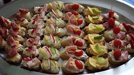 K silvestrovským oslavám patří jednohubky. S využitím bramboráku, omelety i s dalšími netradičními ingrediencemi oslníte hosty