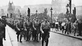 Za války byly potraviny na příděl: Půl kila masa na osobu na týden a černý obchod s předraženými cenami