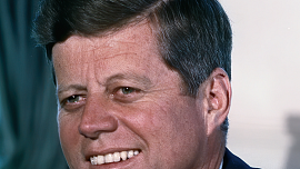John Kennedy nebyl žádný velký jedlík, na večeři někdy zapomněl, miloval polévky a nikdy si neodepřel novoanglickou ze škeblí