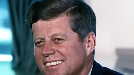 John Kennedy nebyl žádný velký jedlík, na večeři někdy zapomněl, miloval polévky a nikdy si neodepřel novoanglickou ze škeblí