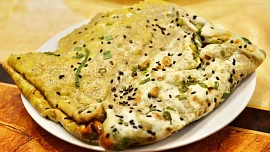 Palačinky jianbing z čínského tržiště jsou tenoučké jako papír a plněné slanými krekry, křupavou slaninou a čerstvou zeleninou