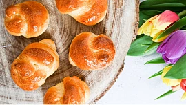 Velikonoční jidáše: Sladké kynuté pečivo je krásně vláčné, voní medem a mělo by se jíst ještě horké na Zelený čtvrtek ráno