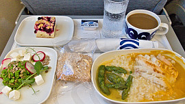 Letuška varuje: Na kávu v letadle zapomeňte a vyhněte se i alkoholu a těstovinám. Co ještě nekonzumovat na palubě?