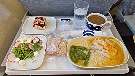 Letuška varuje: Na kávu v letadle zapomeňte a vyhněte se i alkoholu a těstovinám. Co ještě nekonzumovat na palubě?