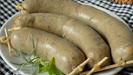 Jak se jedlo v 60. letech: Voňavé jitrničky, guláš jako předehra a pěkně tučný ovar s křenem aneb Taková domácí zabíjačka