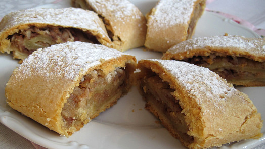 Rychlý jogurtový závin jen ze 3 ingrediencí: Díky jablečné náplni je uvnitř voňavý a šťavnatý, příprava je snadná