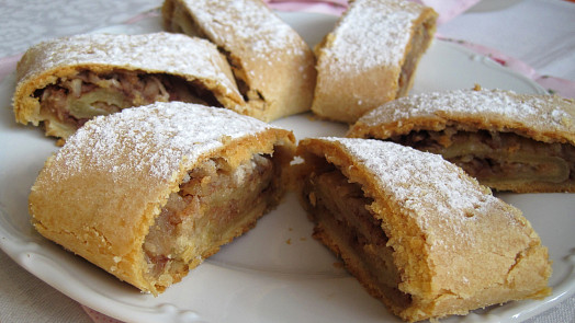 Rychlý jogurtový závin jen ze 3 ingrediencí: Díky jablečné náplni je uvnitř voňavý a šťavnatý, příprava je snadná