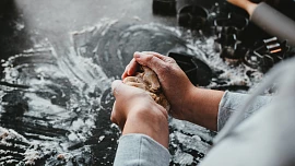 Moučníky jako od babičky: 10 osvědčených tipů a triků pro dokonalé pečení