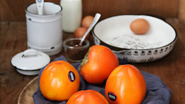 Exotické ovoce kaki vypadá sice jako oranžové rajče, ale chutná po vanilce. Jak ho jíst?